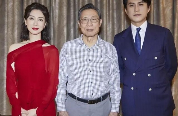 陈数靳东活动同框生图曝光，失去十级精修后的颜值，我没眼花吧？