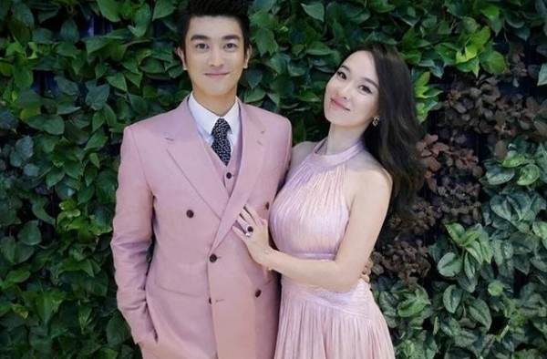 杜江送两个孩子出门，女儿哎呦喂再度曝光，穿小红裙打扮乖巧可爱