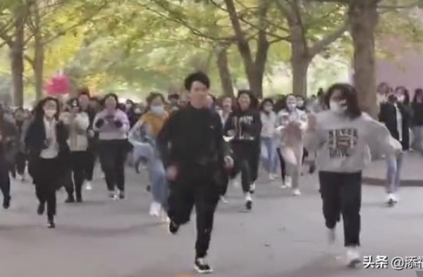 网曝胡先煦用啤酒把喝可乐的千玺灌倒，同宿三年，私下相处太可爱