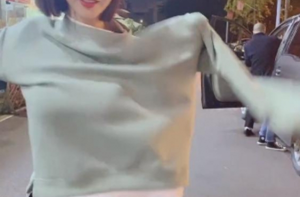 柳岩当街换衣服显火爆身材，曾凭照被封宅男女神，如今活成少女