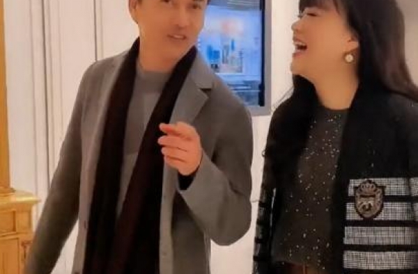 63岁吕良伟携妻子现身，女方大笑没形象，吕良伟嫌丢人急拽走？