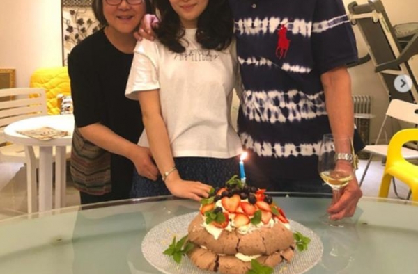 许绍雄72岁生日，豪宅开派对一家三口同框，23岁女儿气质出众
