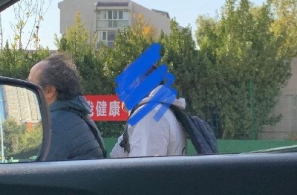 窦唯骑电瓶车出行被偶遇，头发花白发际线超高，与王菲差距明显
