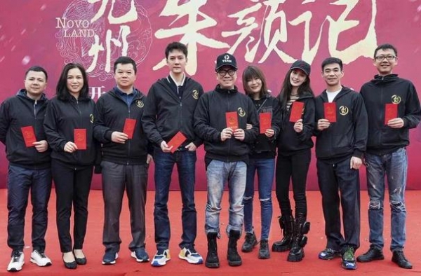 冯绍峰暴瘦一圈！满脸憔悴遮不住法令纹，穿牛仔裤腿比女演员都细