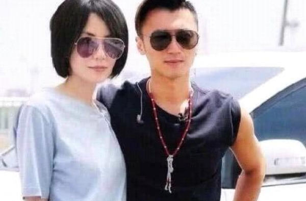 王菲与小鲜肉再被拍举止亲密，为了什么？谢霆锋小她11岁宽容吗