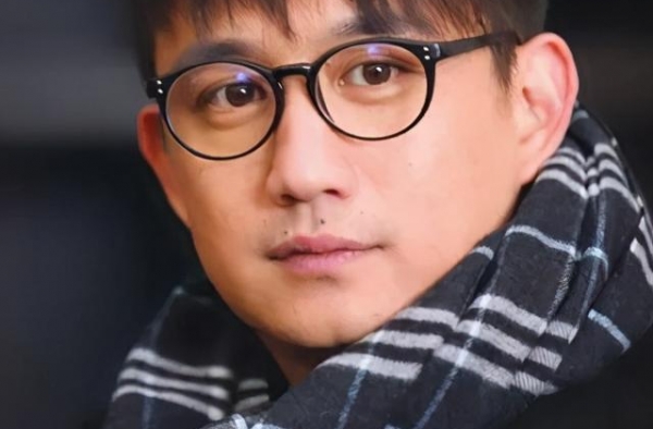他是黄磊爸爸，思想前卫与儿子一起“疯”，84岁仍拍戏甘当绿叶