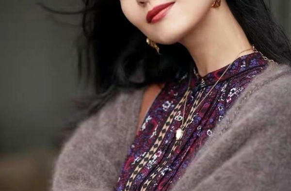 高圆圆穿搭又火了紫色碎花连衣裙配毛衣开衫真的太美了 ???。