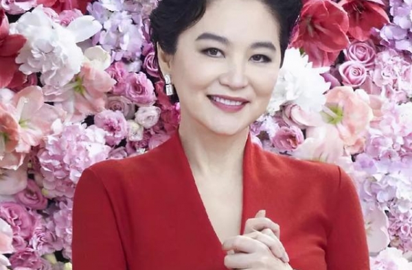 不愧是大众女神，林青霞66岁也低调不了，爬山穿休闲装太优雅