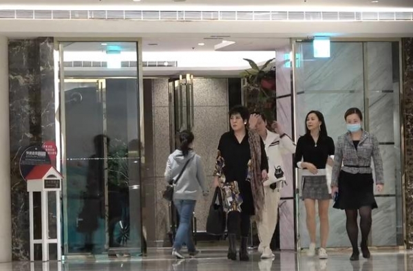 向华强与向太现身饭店 71岁向华强中气十足 向太瘦出尖下巴