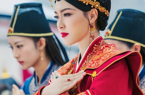 《燕云台》王爷儿子像太监，唐嫣窦骁强行“发硬糖”，2集就弃剧