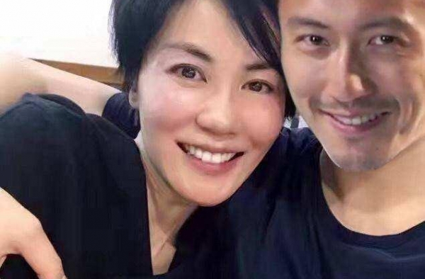 和王菲离婚后，李亚鹏小16岁女友近照曝光！酷似王菲，身材超好