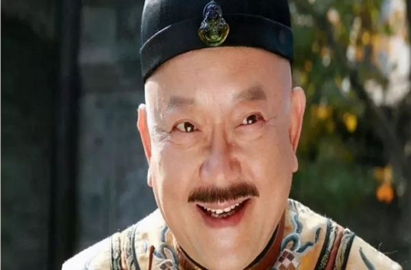 72岁王刚不敢退休，与儿子相差60岁，三婚娇妻每月花销上百万