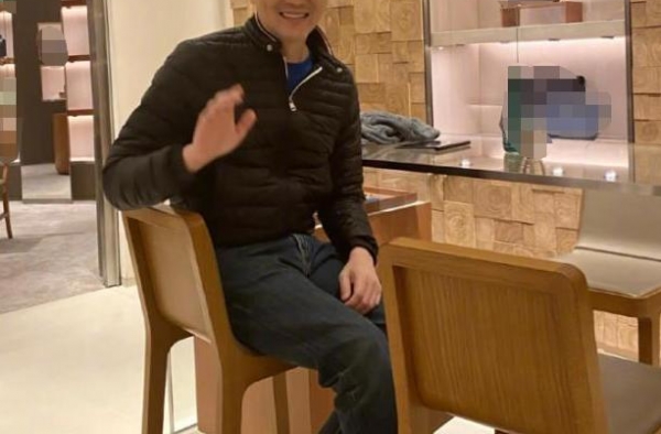 张智霖又陪袁咏仪买包 网友惊讶发现他也掉入了本山定律