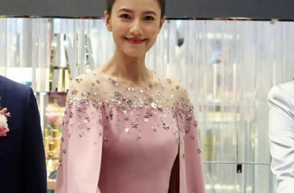 41岁高圆圆近照显疲惫憔悴，眼窝凹陷皱纹明显，网友：女神老了