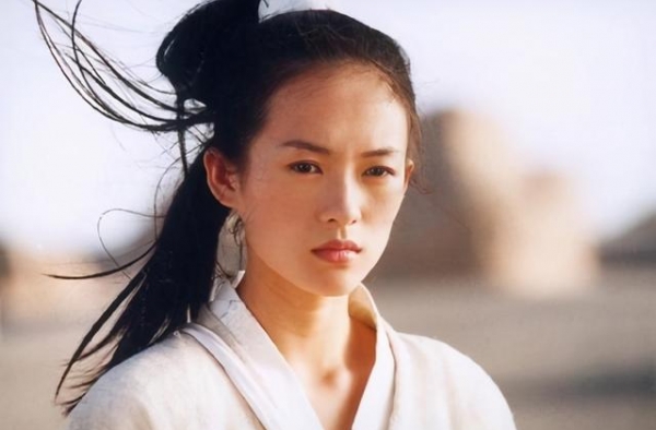 章子怡女儿醒醒“逆袭”成功，五岁的她很像妈妈，五官精致又可爱