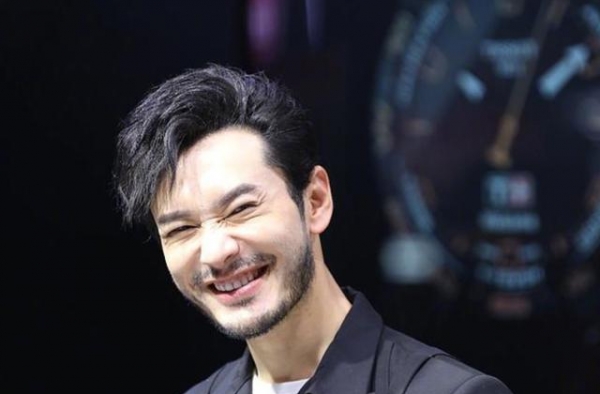 黄晓明活动生图曝光，42岁蓄起络腮胡，成熟帅气太有男人味