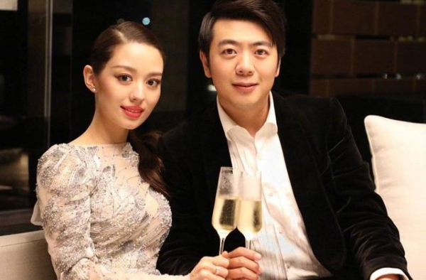 郎朗娇妻吉娜真不一般！身穿紫色连衣裙显腰身，完全看不出孕肚