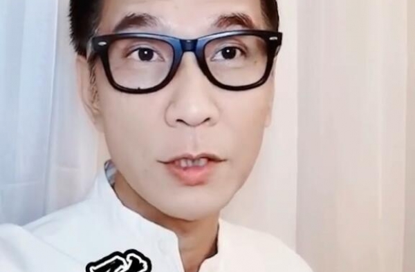 56岁陈启泰曝光近照，称未体验过贫穷生活，结婚22年不生小孩