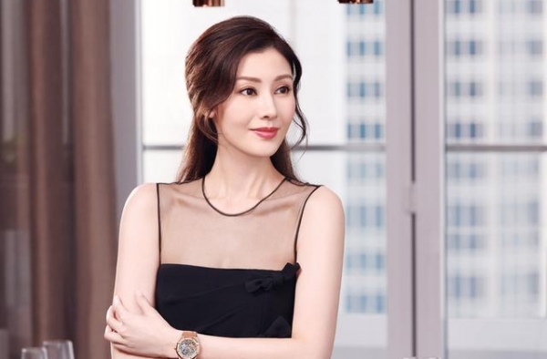 50岁李嘉欣真不老，穿蓝色连衣裤优雅高贵，“三七”比例好显眼