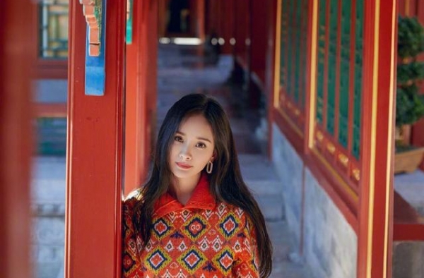 杨幂瘦出新境界了，复古奶奶毛衣搭配超短裤，瞬间美回25岁