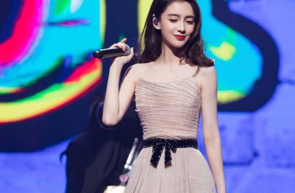 “杨颖”哪像孩子妈？穿香槟色连衣裙性感精致，身材苗条太惹眼