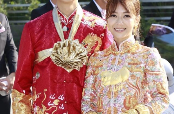 郑俊弘迎娶小9岁何雁诗，女方戴2钻戒全身金器，被催生五男两女