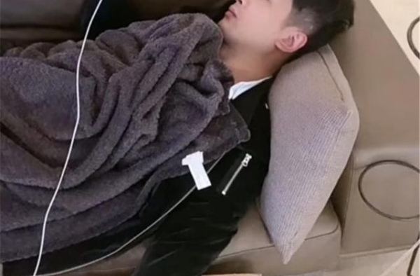 辛巴被曝生病，直播时打点滴，首次回应“燕窝变糖水”事件