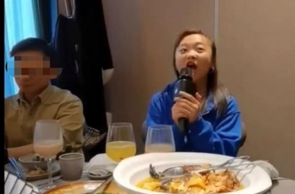 林妙可参加饭局成主角，素颜并不起眼，穿的年轻却是大妈身型