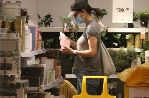 50岁宣萱独自上街采购，小肚腩引人注目，花费竟不超过三百块？