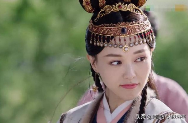 看着那些脸垮了还演少女的明星，我忽然想蒋雯丽、巩俐、潘虹了