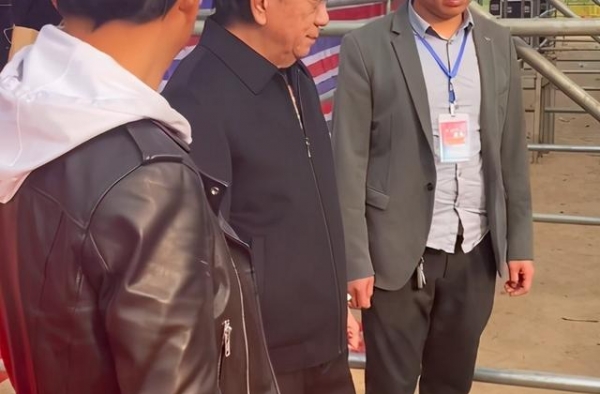 73岁侯耀华现身县城商演，被美女簇拥合影，网友：来收徒弟？