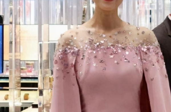 高圆圆现身品牌活动，身材气质像少女，看不出来有41岁