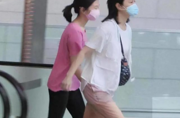 张家辉妻女近照曝光，关咏荷一脸愁容，狂躲狗仔真是为保护隐私？