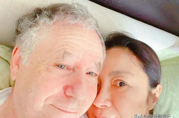 58岁杨紫琼晒与74岁男友亲密照，二人贴脸同框像父女，真幸福