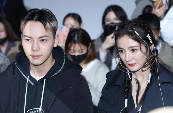 杨幂扎双丸子头出席活动，穿渔网袜配厚底鞋，扮暗黑系可爱少女