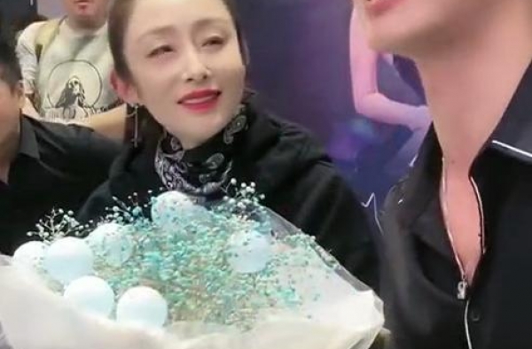 52岁张敏罕见现身给网红站台，模样变化大网友直呼认不出太掉价