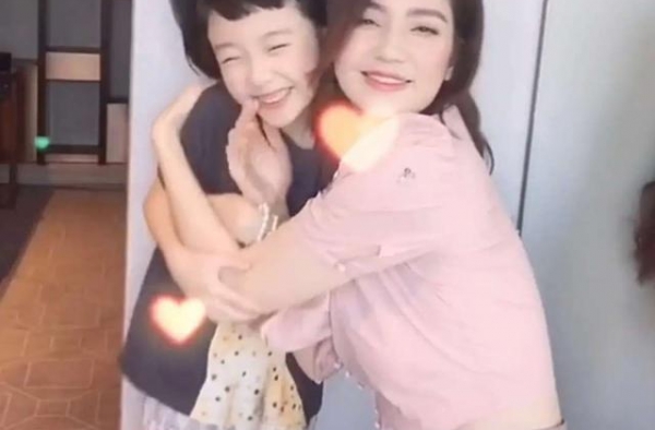 洪欣罕见与6岁女儿同框，穿泡泡袖衬衫气质优雅，彤彤五官真随妈