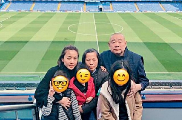 甘比陪大女儿逛街买百元平价衣服，12岁刘秀桦挑选化妆品超爱美