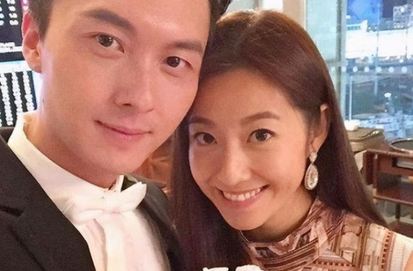走进王浩信和陈自瑶的家，夫妻俩装修真新潮，还刷个深红色背景墙