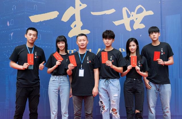 《一生一世》路透！任嘉伦穿罗云熙同款大衣，和白鹿身高差成亮点