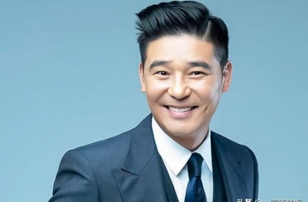 任昌丁五儿子满周岁 与娇妻有18岁年龄差 经营烤肉店资产不凡