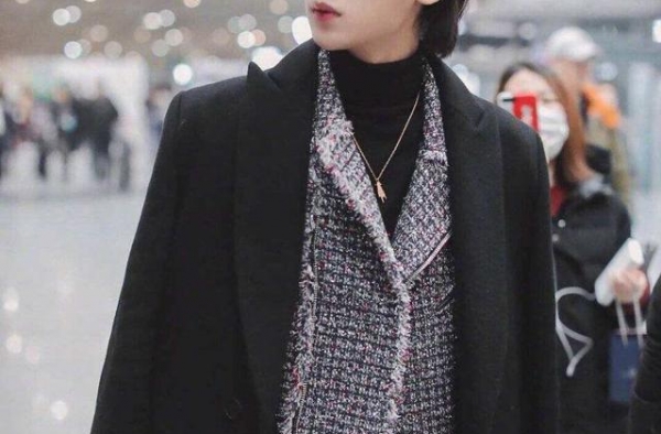 黄明昊风波不断！曾被曝是老赖之子，今又夜会两女，涉嫌违规操作
