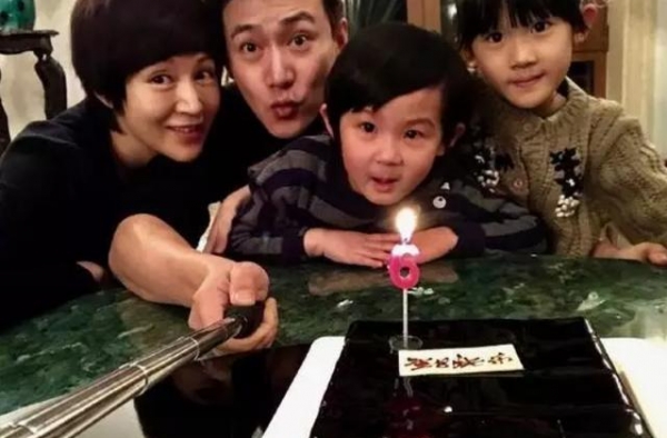 否认有三胎儿子上热搜？当年四大中生多能打，这届年轻人不知道了