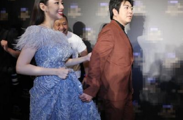吉娜挺6个月孕肚现身，生图如仙女，郎朗炫耀娇妻腰围无变化