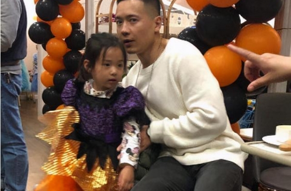 高云翔现身前妻餐厅，怀抱女儿显父爱，寸头造型被误认为餐厅经理