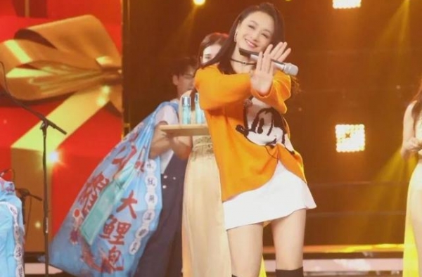 复出的曹颖又美又飒，拒绝少女感