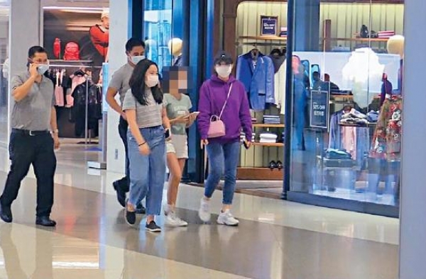 甘比长女太胖了！12岁身材胖成妈妈两倍，同龄友人在身边像小孩