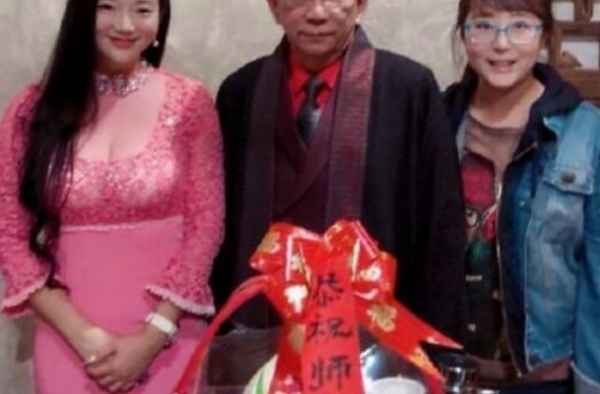 74岁侯耀华四处商演捞金，出场费曝光：要价30万最后5万成交