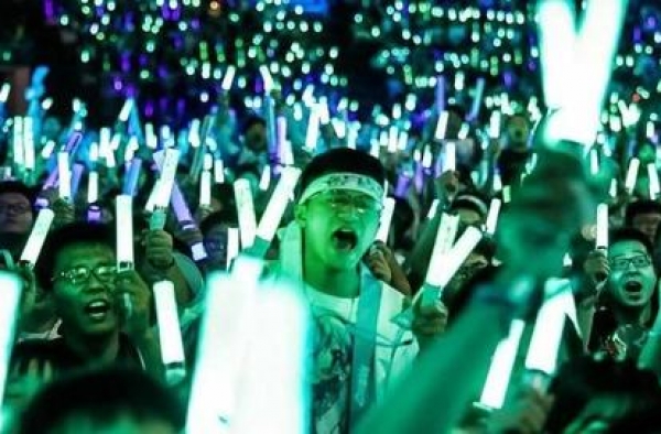 二十多个小伙子深夜在天台做这种事？还挺感人的