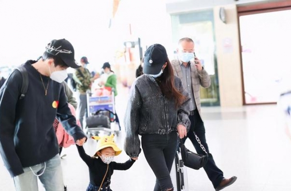颖儿一家三口走机场，2岁女儿大方秀正脸成焦点，眼睛太像付辛博